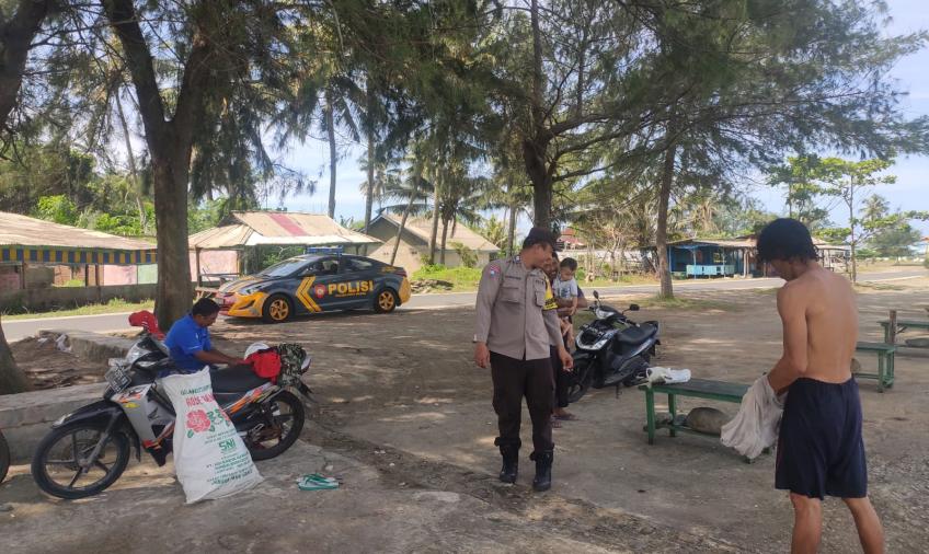 Sampaikan Imbauan, Bhabinkamtibmas Polsek Kota Manna Sambangi Warga dan Pantau Wisatawan Pantai Pasar Bawah