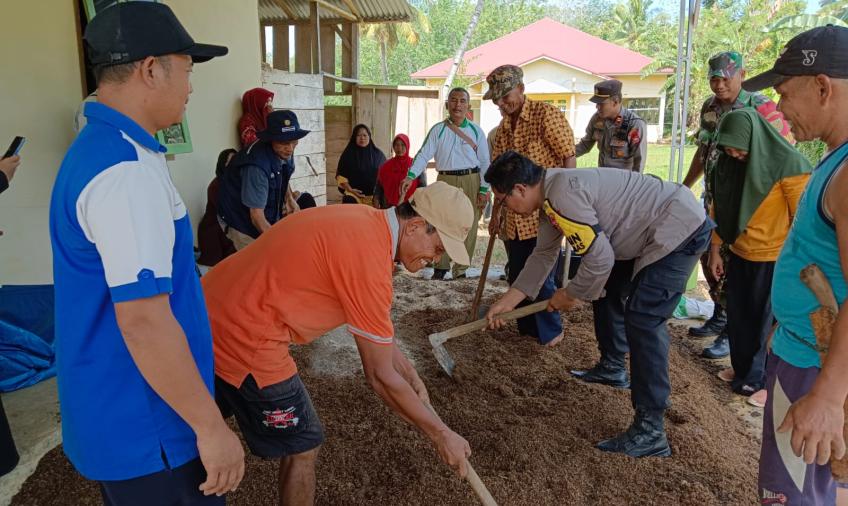 Pastikan Program Ketahanan Pangan Berjalan, Kapolsek Turun Kelapangan