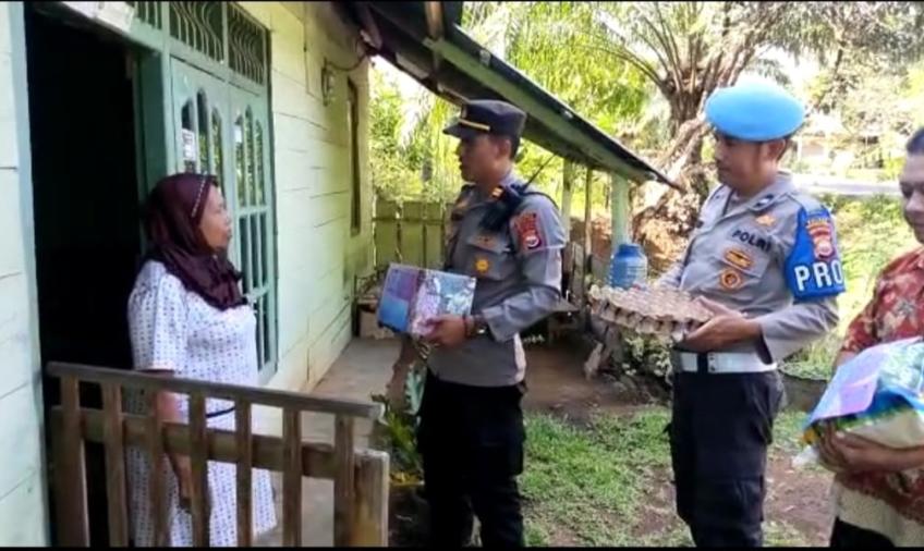 Polsek Padang Jaya Peduli Sesama, Sambangi Warga Kurang Mampu  