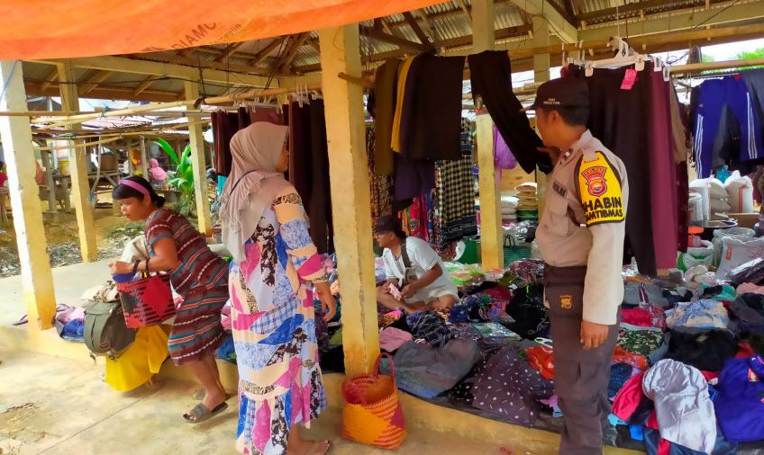 Bhabinkamtibmas Monitor Harga Bahan Pokok di Pasar Ketahun