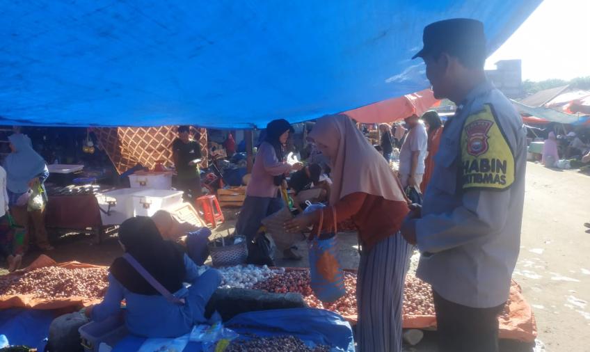 Sambang Pasar, Bhabinkamtibmas Sampaikan Imbauan Kepada Pengelola dan Masyarakat