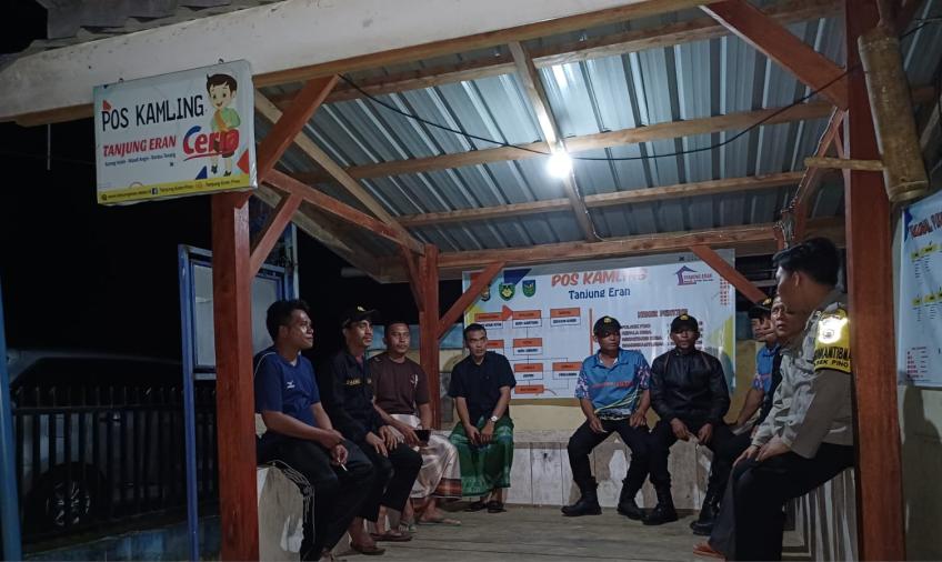 Tingkatkan Kewaspadaan Warga, Bhabinkamtibmas Cek Pos Ronda