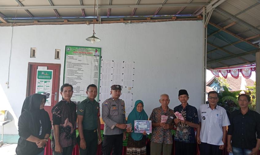 Bhabinkamtibmas, Hadiri Musdesus Verifikasi Penetapan Penerima KPM BLT- DD Pemdes Kelam Tengah