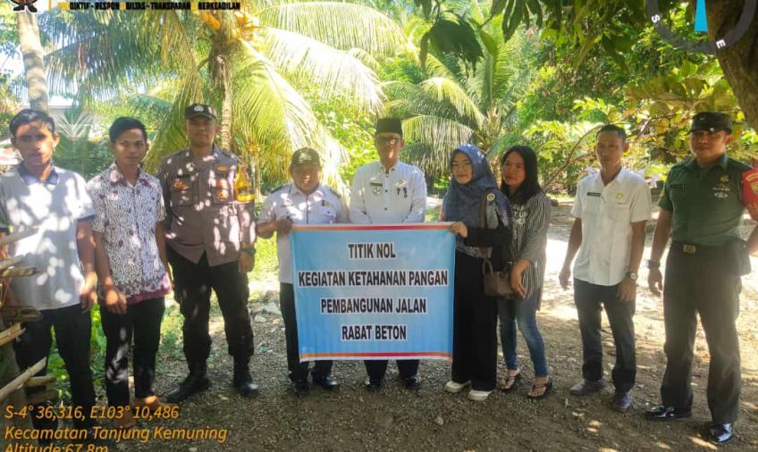 Bhabinkamtibmas Polsek Tanjung Kemuning Hadiri Titik Nol Pembangunan Jalan Rabat Beton dan Pembuatan Sumur Bor Desa Aur Ringit 