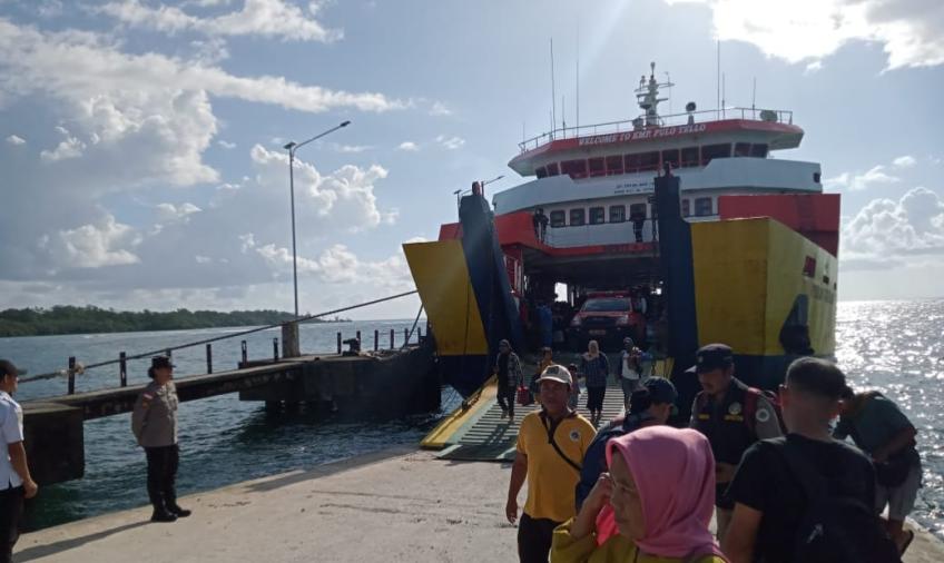 Pastikan Keamanan dan Kenyamanan Penumpang, Personel Polsek Enggano Lakukan Pengamanan