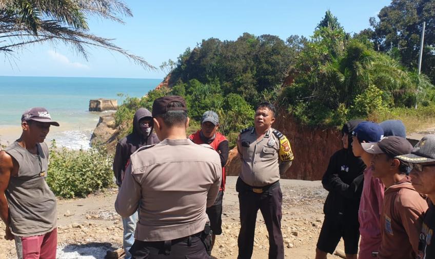 Patroli Cipkon, Kapolsek Batik Nau Bersama Babinkamtibmas Memberikan Imbauan Untuk Tidak Anarkis