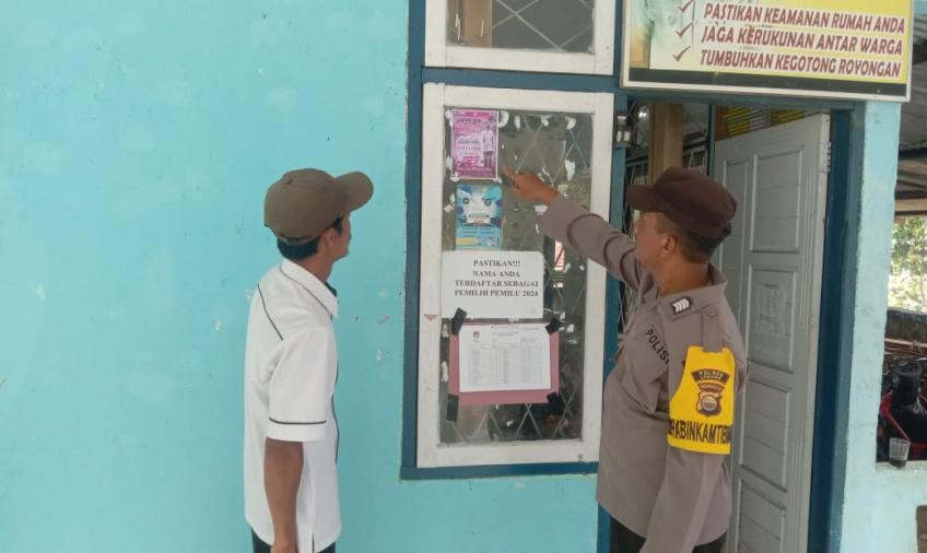 Bhabinkamtibmas Laksanakan Sambang dan Pemasangan Stiker