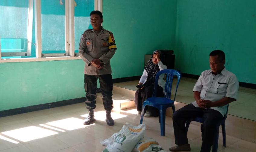 Bhabinkamtibmas Polsek Lebong Utara Hadiri Pembagian Bantuan Pangan di Kelurahan Amen