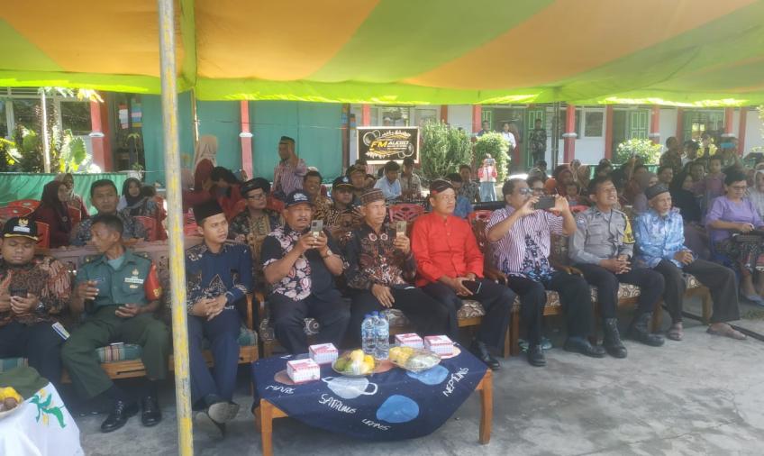 Hadiri Undangan Perpisahan SMP N 21 Bengkulu Utara, Bhabinkamtibmas Aipda Khambali Berikan Motivasi 