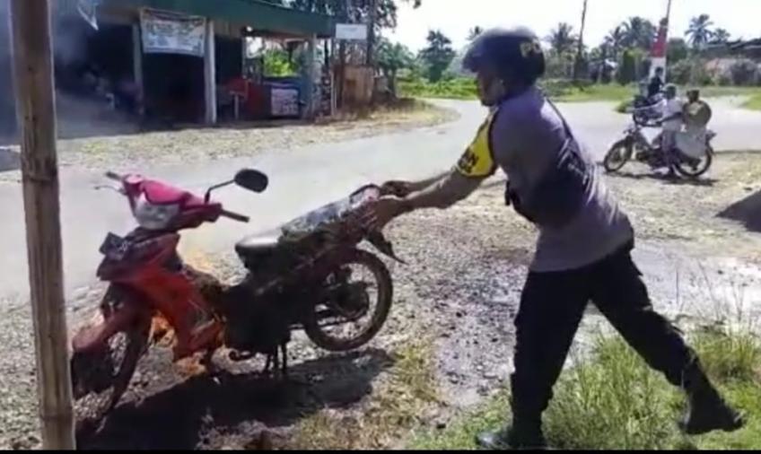 Sigap dan Responsif, Bhabinkamtibmas Polsek Padang Jaya Bantu Padamkan Motor Warga yang Terbakar