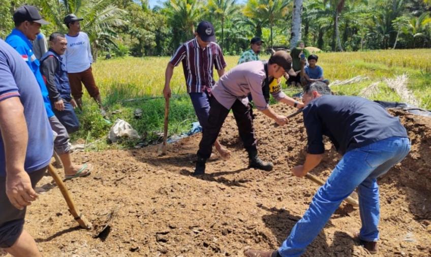 Tanamkan Semangat Gotong Royong Pak Bhabin Bantu Petani Dalam Pengelolaan Pupuk Kompos    
