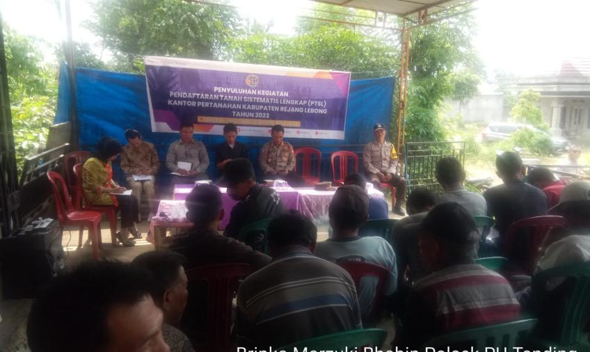 Bhabinkamtibmas Polsek Padang Ulak Tanding Hadiri Giat PTSL