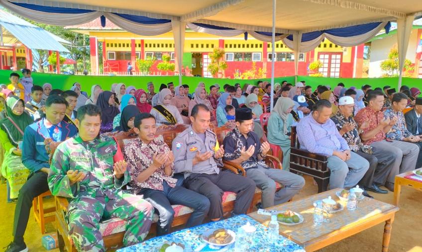 Bhabinkamtibmas Beri Motivasi Saat Hadiri Perpisahan di SMPN 33 BU