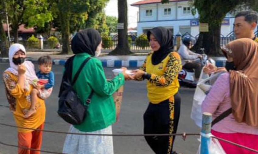 Lagi Jumat Berkah Polresta Bengkulu Berbagi, Bagikan Nasi Kotak di Jalan S Parman