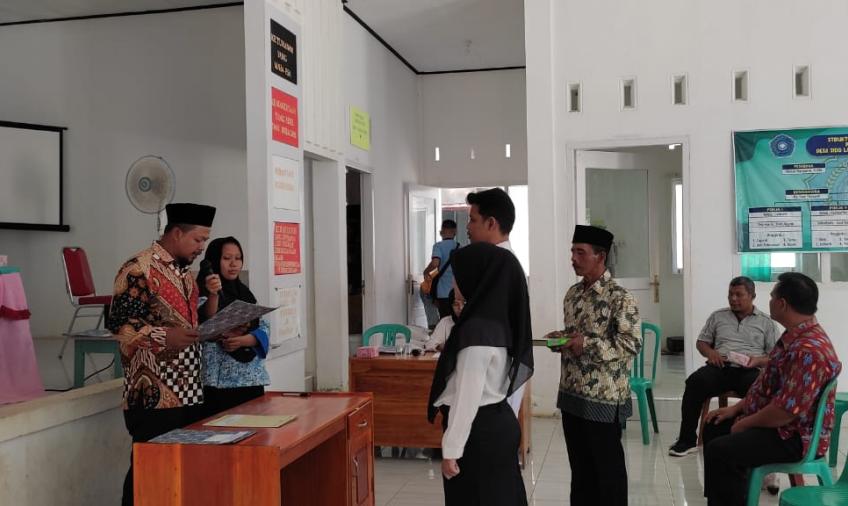 Aktif Kegiatan Desa, Bhabinkamtibmas Polsek Padang Jaya Hadiri Pelantikan Perangkat desa