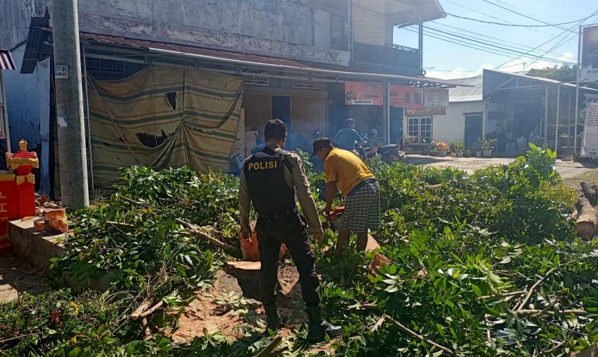Gotong Royong Jelang Hari Raya Waisak Oleh Patroli Sat Samapta Bersama Pengurus Vihara Arga Makmur