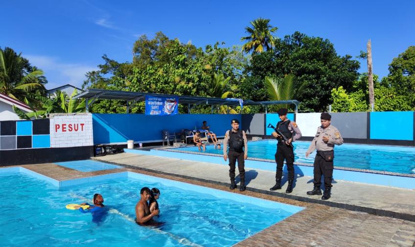 Patroli Sambang Dialogis, Samapta Polres Bengkulu Utara Ciptakan Kenyamanan di Wisata Kolam Renang Arga Makmur