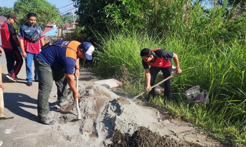 Kapolsek Ajak Anggota dan Masyarakat Gotong Royong Perbaikan Jalan Provinsi