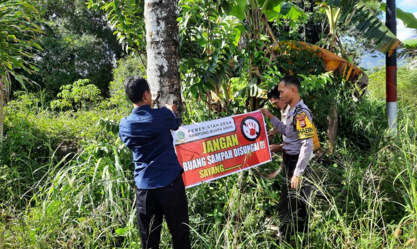 Bhabinkamtibmas Polsek Lebong Utara Pasang Spanduk Larangan Buang Sampah di Sungai
