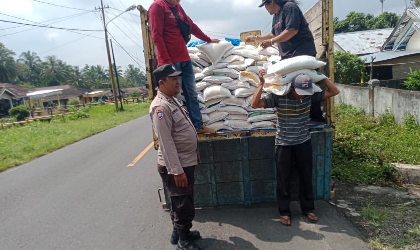 Bhabinkamtibmas Polsek Sindang Kelingi Melaksankan Monitoring dan Pengamanan Penyaluran Bansos 