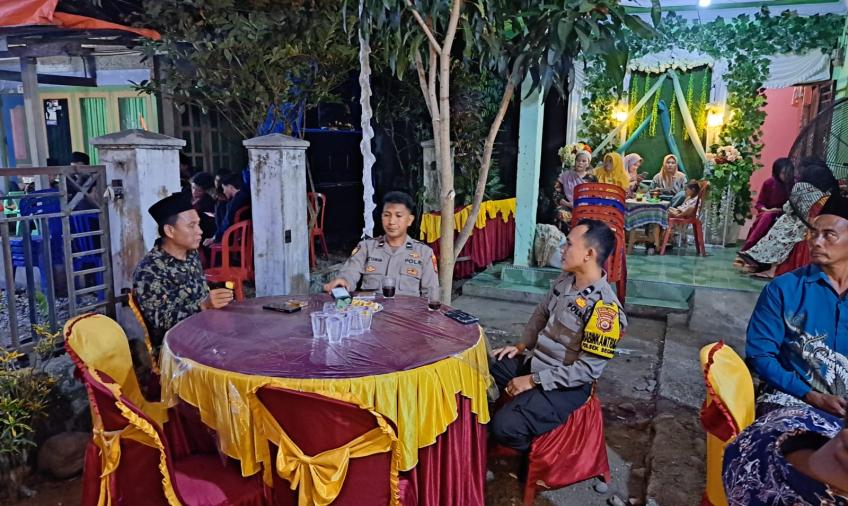 Wujud Kedekatan Bhabinkamtibmas, Hadiri Pesta Pernikahan dan Sampaikan Imbauan 
