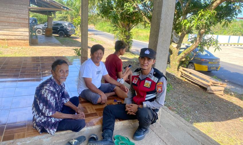 Monitoring Kamtibmas, Polisi Lesehan Bareng Warga