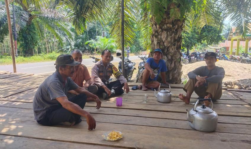 Bhabinkamtibmas Air Muring Polsek Putri Hijau Nongkrong Bareng Warga Sambil Ngopi Bersama