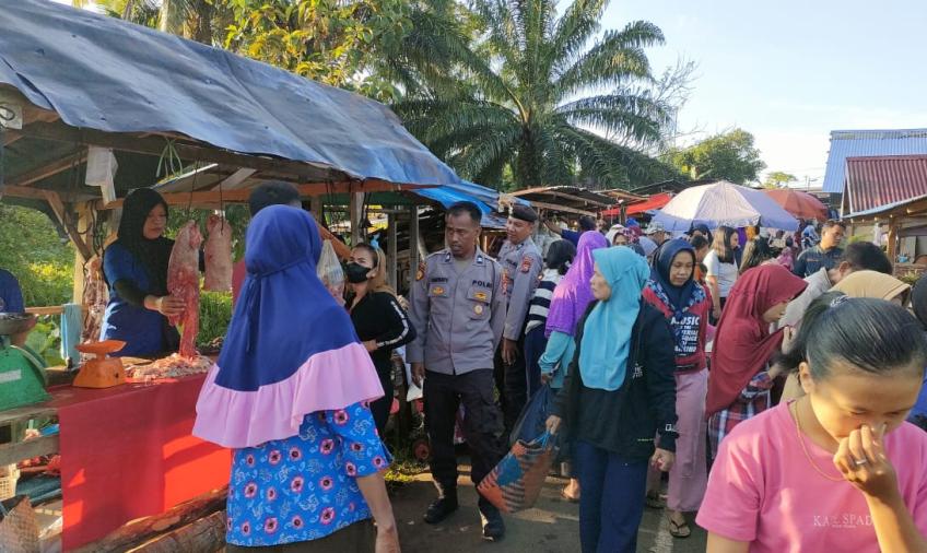 Patroli Sambang Pasar, Polsek Lais Imbau Pedagang dan Pengunjung