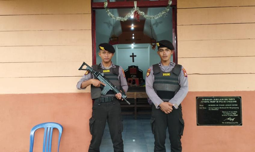 Berikan Rasa Aman, Polsek Enggano Laksanakan Pengamanan Ibadah Hari Minggu di Gereja