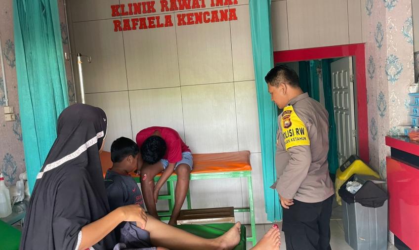 Bantu Korban Kecelakaan, Personel Polsek Ketahun Bantu Bawa Korban ke Klinik