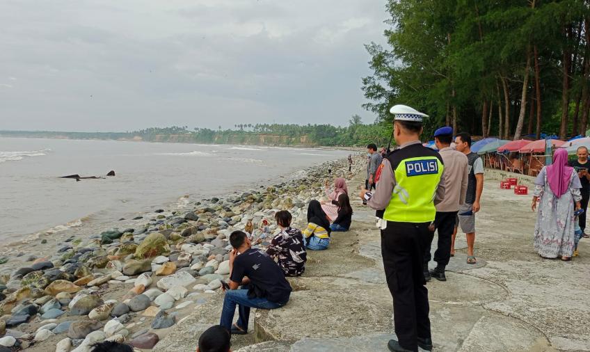  Sampaikan Imbauan, Polsek Kota Manna Monitoring Wisatawan Pantai Pasar Bawah