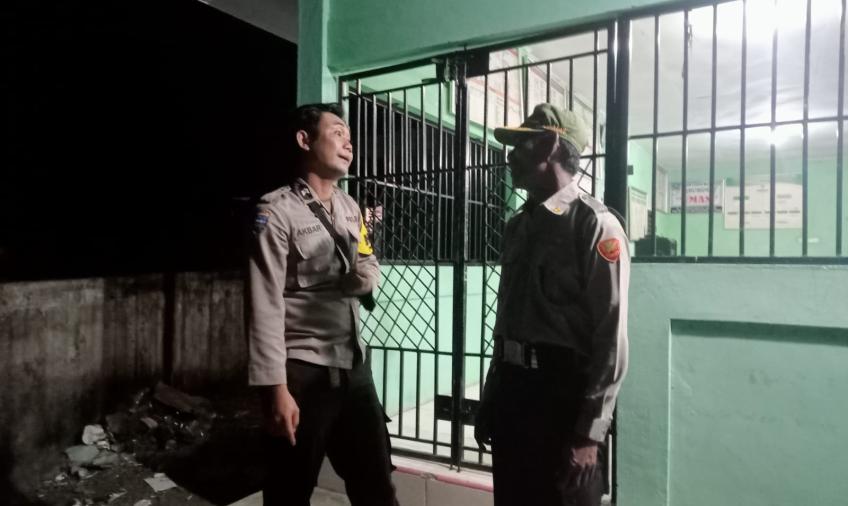 Bhabinkamtibmas Sambang Linmas Saat Ronda Malam di Desa Sukarami Kecamatan Air Nipis