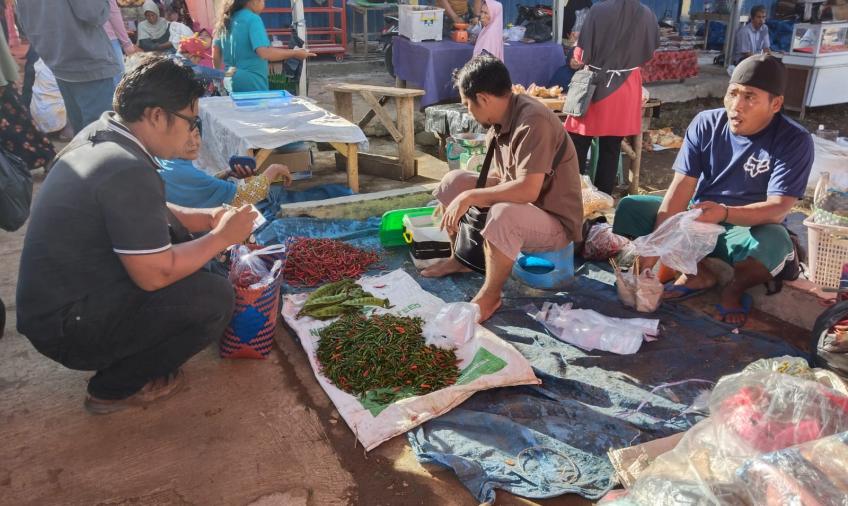 Personel Polsek Padang Jaya Laksanakan Monitoring Ketersedian dan Harga Sembako