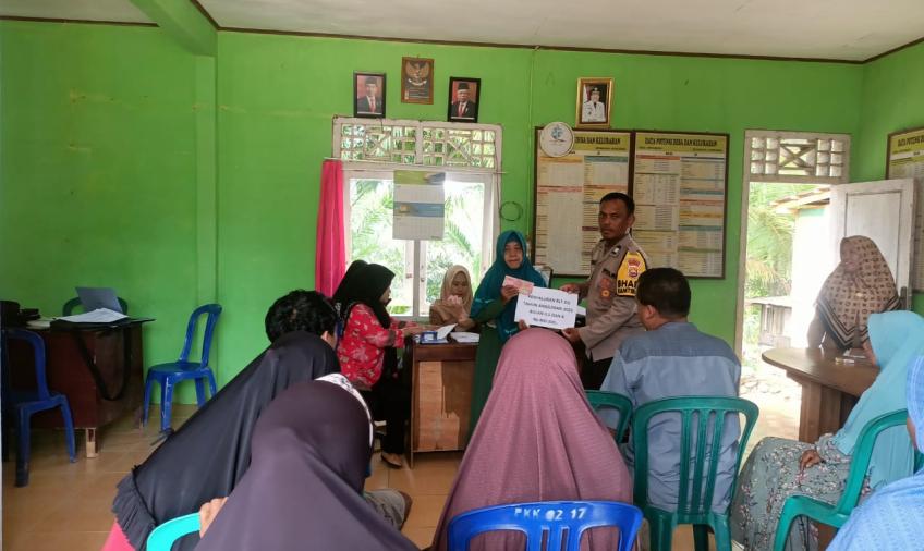 Bhabinkamtibmas Polsek Putri Hijau Hadiri Pembagian BLT-DD Desa Cipta Mulya 