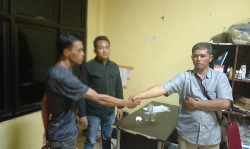 YA (kiri) dan suami MD, M Yusuf (kanan) bersalaman