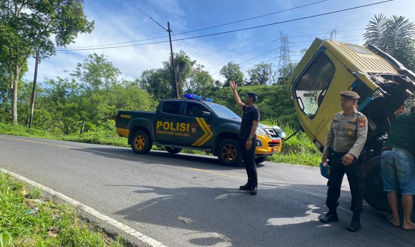 Polres Rejang Lebong Gelar Pengaturan Lalu Lintas Dilokasi Mobil Alami Kerusakan