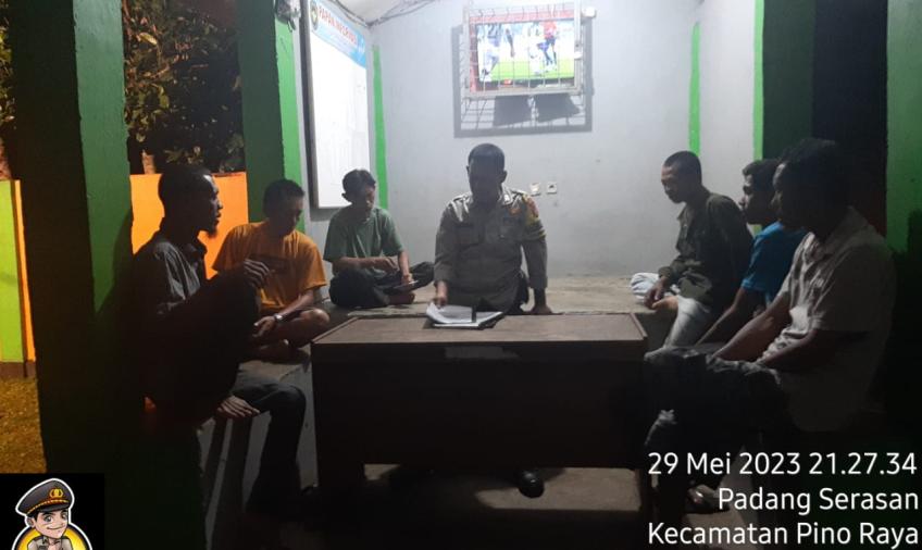Sambangi Petugas Ronda Desa Tanggo Raso, Bhabinkamtibmas Polsek Pino Raya Sampaikan Hal Ini