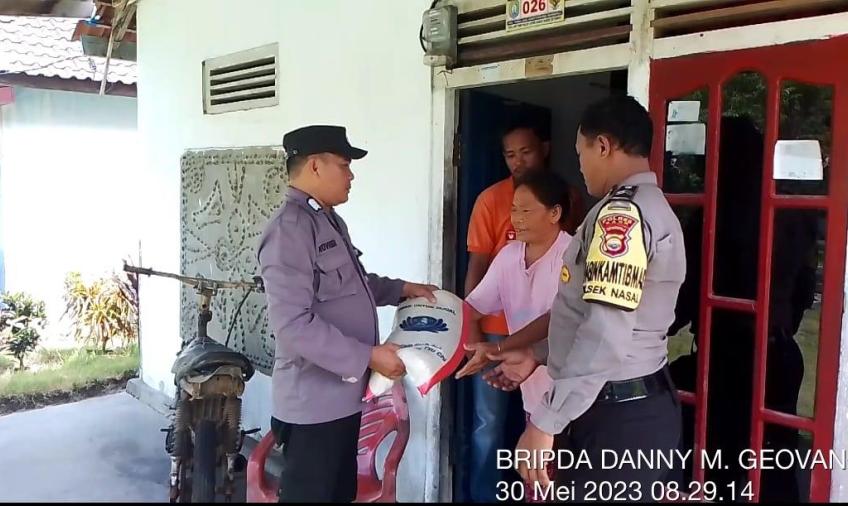 Polsek Nasal Bagikan Bantuan Sembako kepada Masyarakat yang Membutuhkan 