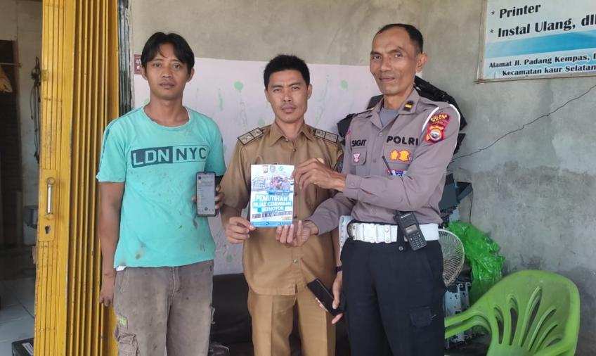 Kunjungi  Pengusaha Elektronik, Satlantas Polres Kaur Sosialisasi Aplikasi Super App dan Program Pemutihan Pajak 