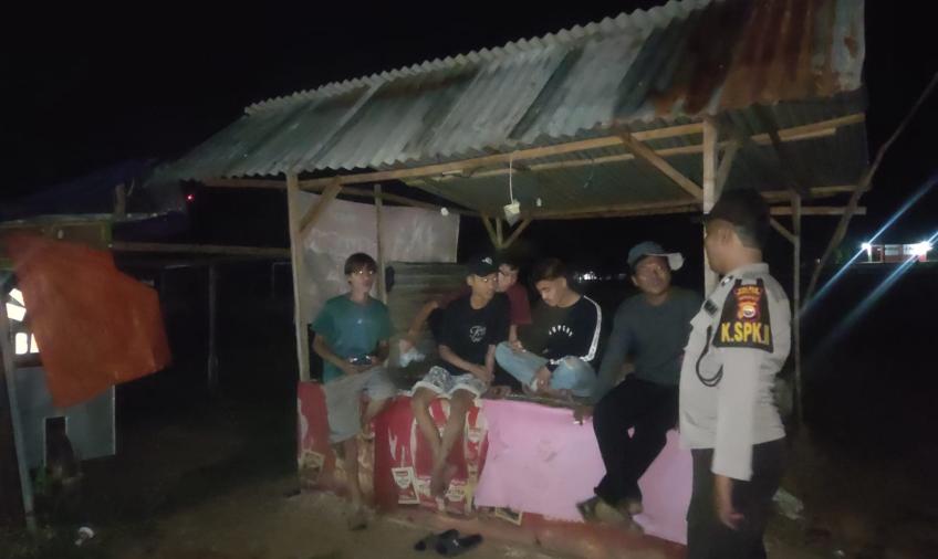  Antisipasi Adanya Gangguan Kamtibmas, Polsek Padang Jaya Laksanakan Patroli Malam Dan Imbau Remaja Tidak Terlibat Dalam Kriminalitas