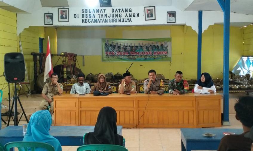 Penyaluran Dana BLT-DD Desa Tanjung Anom, Dihadiri Bhabinkamtibmas Polsek Giri Mulya