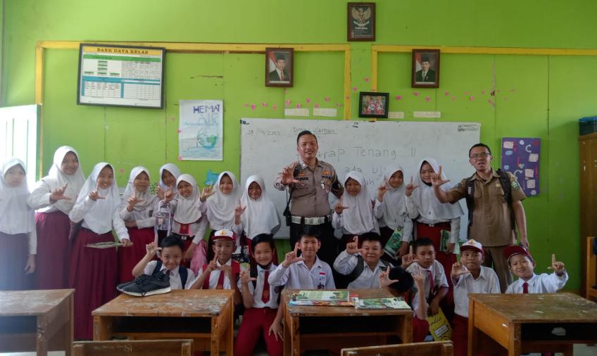 Program Polsanak, Satlantas Polres Lebong Edukasi para Siswa SDN 56