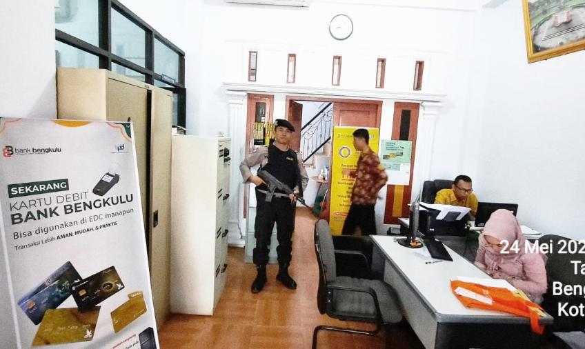 Unit Samapta Polsek Padang Jaya Laksanakan Pengamanan Objek Vital Perbankan, Berikan Himbauan Terkait Keamanan Transaksi