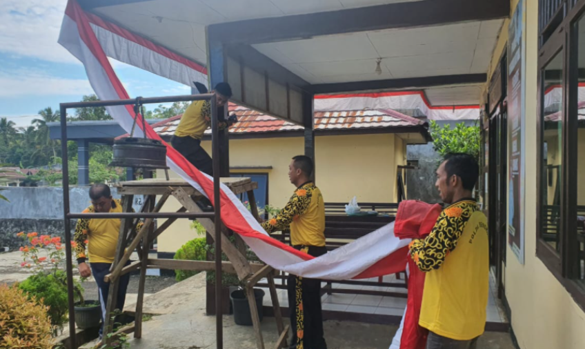 Menyambut Hari Bhayangkara ke 77, Polsek Giri Mulya Semangat Melakukan Pemasangan Umbul-Umbul