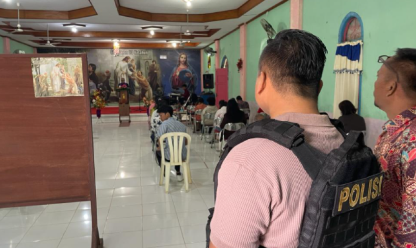 Beri Rasa Aman, Polisi Jaga Ibadah Minggu Di Gereja GKPI Desa Giri Kencana