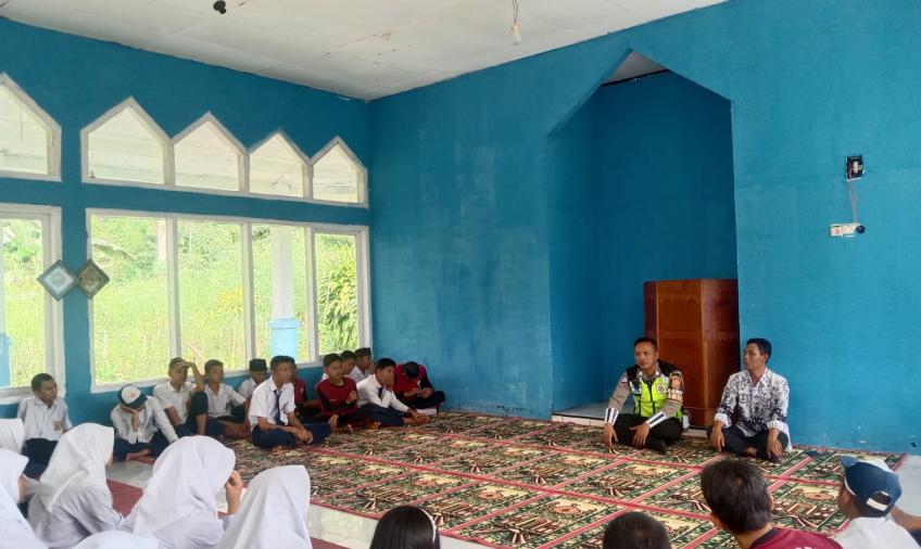 Goes To School, Satlantas Polres Lebong Sambangi Dan Beri Edukasi Lalu Lintas Kepada Pelajar SMPN 01