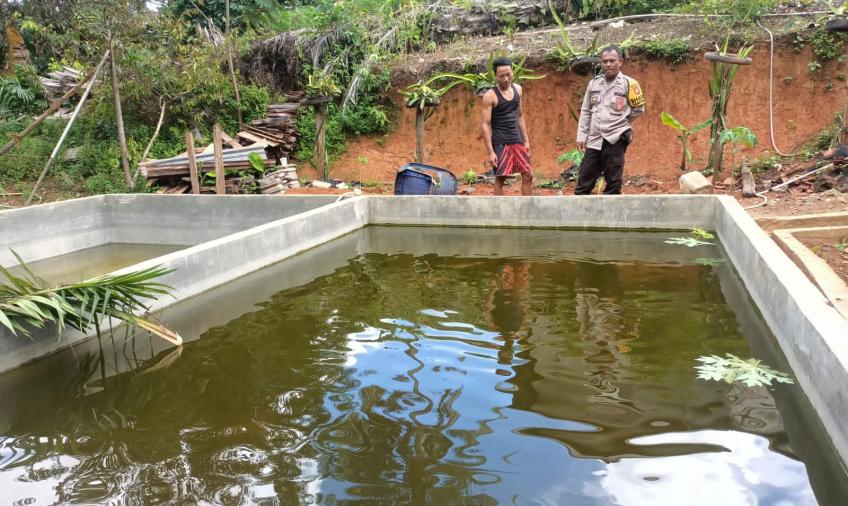 Bhabinkamtibmas Sambangi Pengusaha Kolam Ikan Guna Sukseskan Program Pemerintah