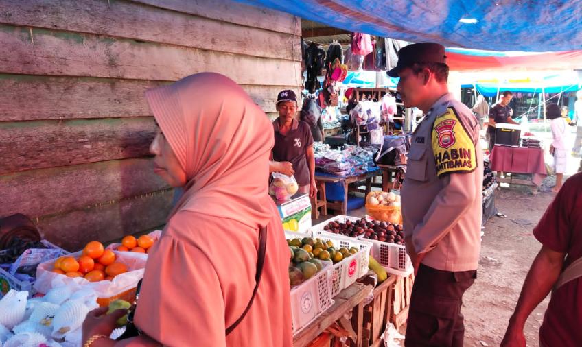 Jalin Keakraban dan Kedekatan Dengan Warga, Bhabinkamtibmas Sambangi Pedagang di Pasar Tradisional