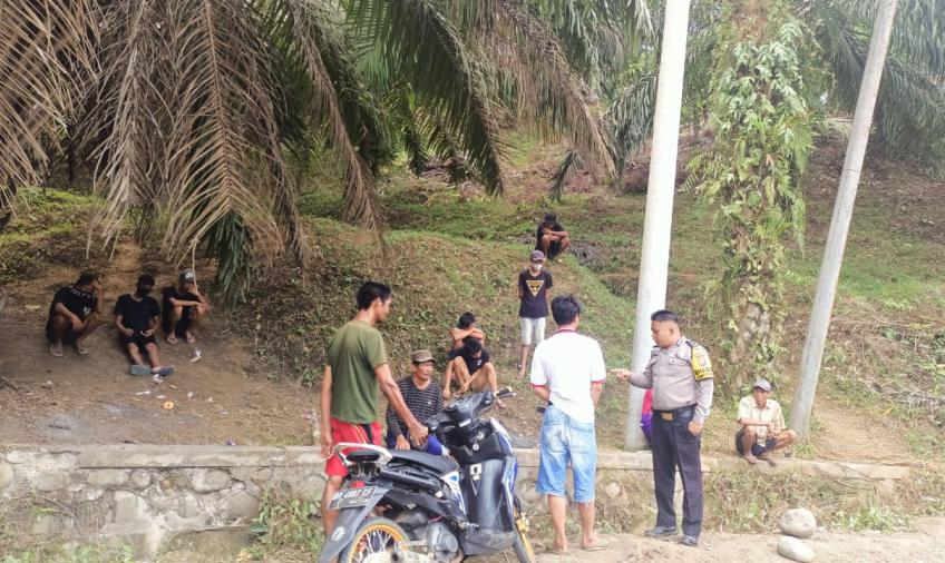Sambangi Warga, Bhabinkamtibmas Polsek Batik Nau Imbau Warga Tak Lakukan Pelanggaran Hukum