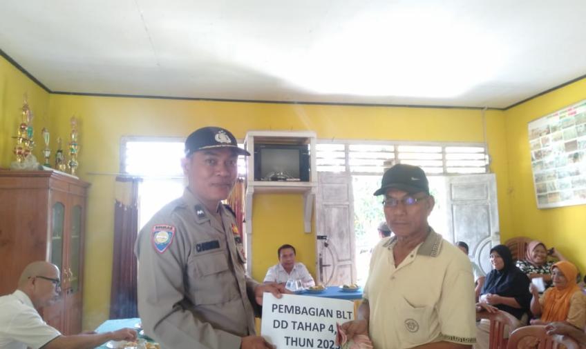 Bhabinkamtibmas Polsek Air Besi Monitoring Penyaluran Dana BLT-DD Desa Pukur 